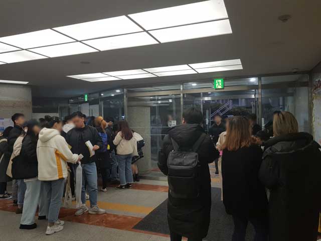 한양대 인문대 1층에서 대치하고 있는 중국 유학생들과 한국 학생들