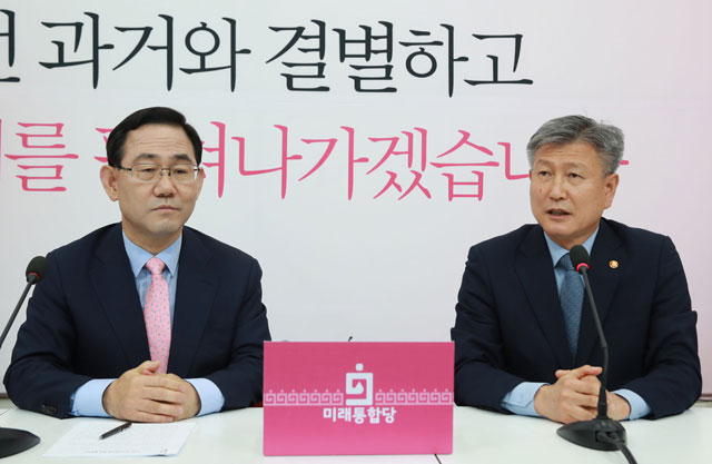 주호영 미래통합당 원내대표(좌)와 박삼득 보훈처장(우).