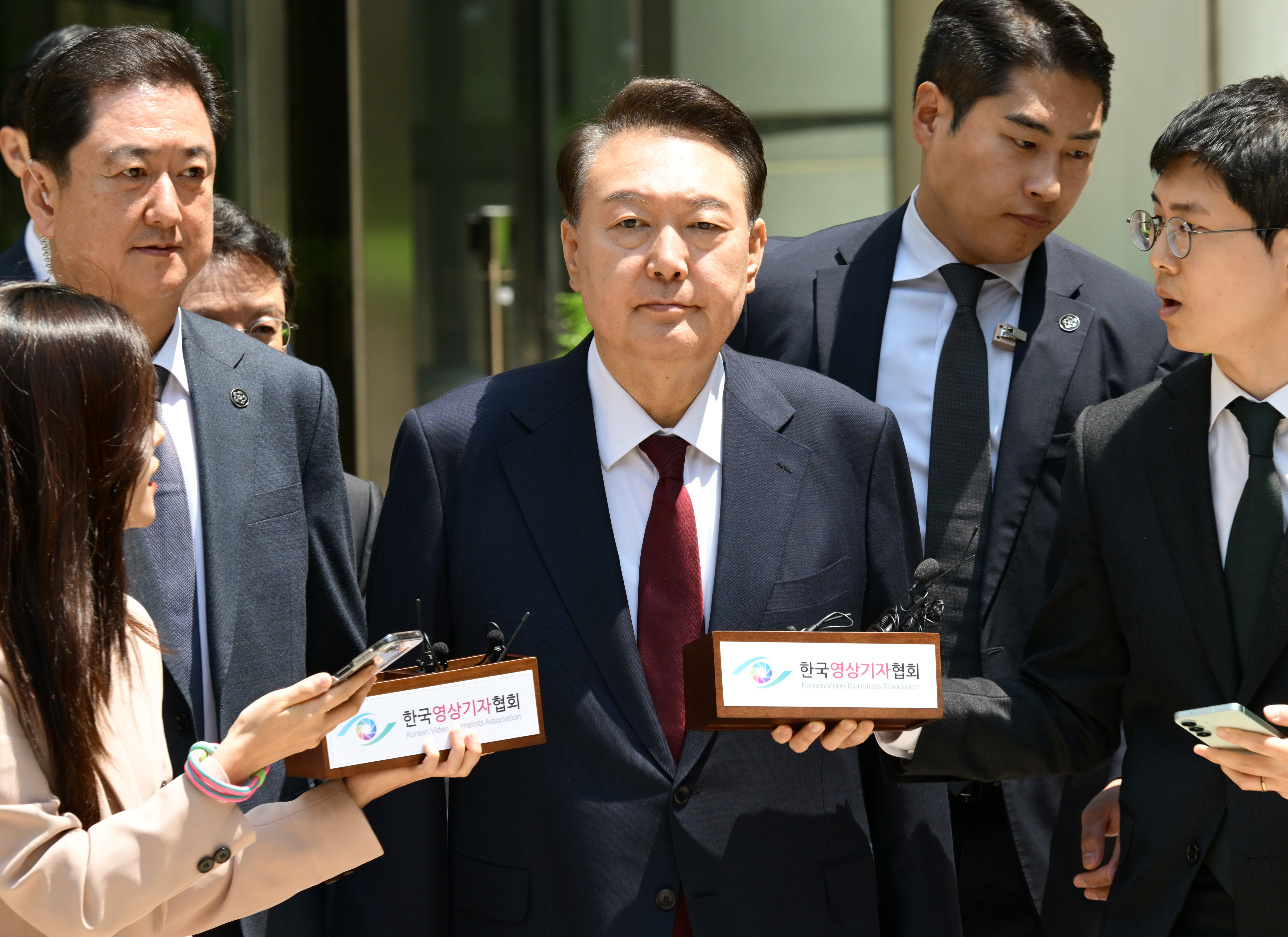 지난 12일 오전 재판 퇴장 직후 윤 전 대통령. 취재진이 근접 질문을 했지만, 제지 없는 경호처. 출처 : 연합뉴스