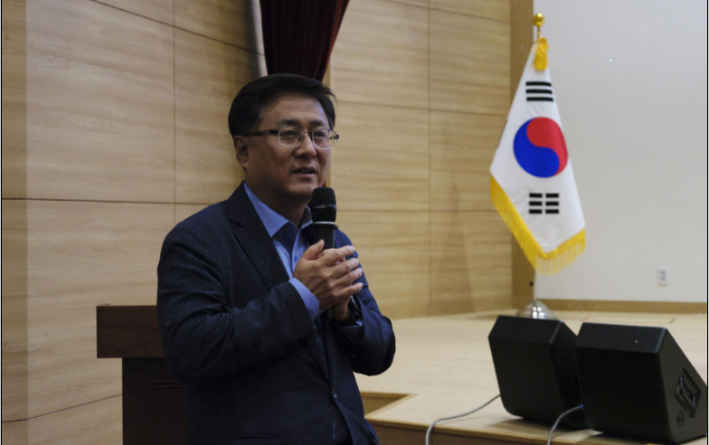 AI 혁신성장을 위한 에너지 정책 방향 토론회에서 발언 중인 김성환 의원