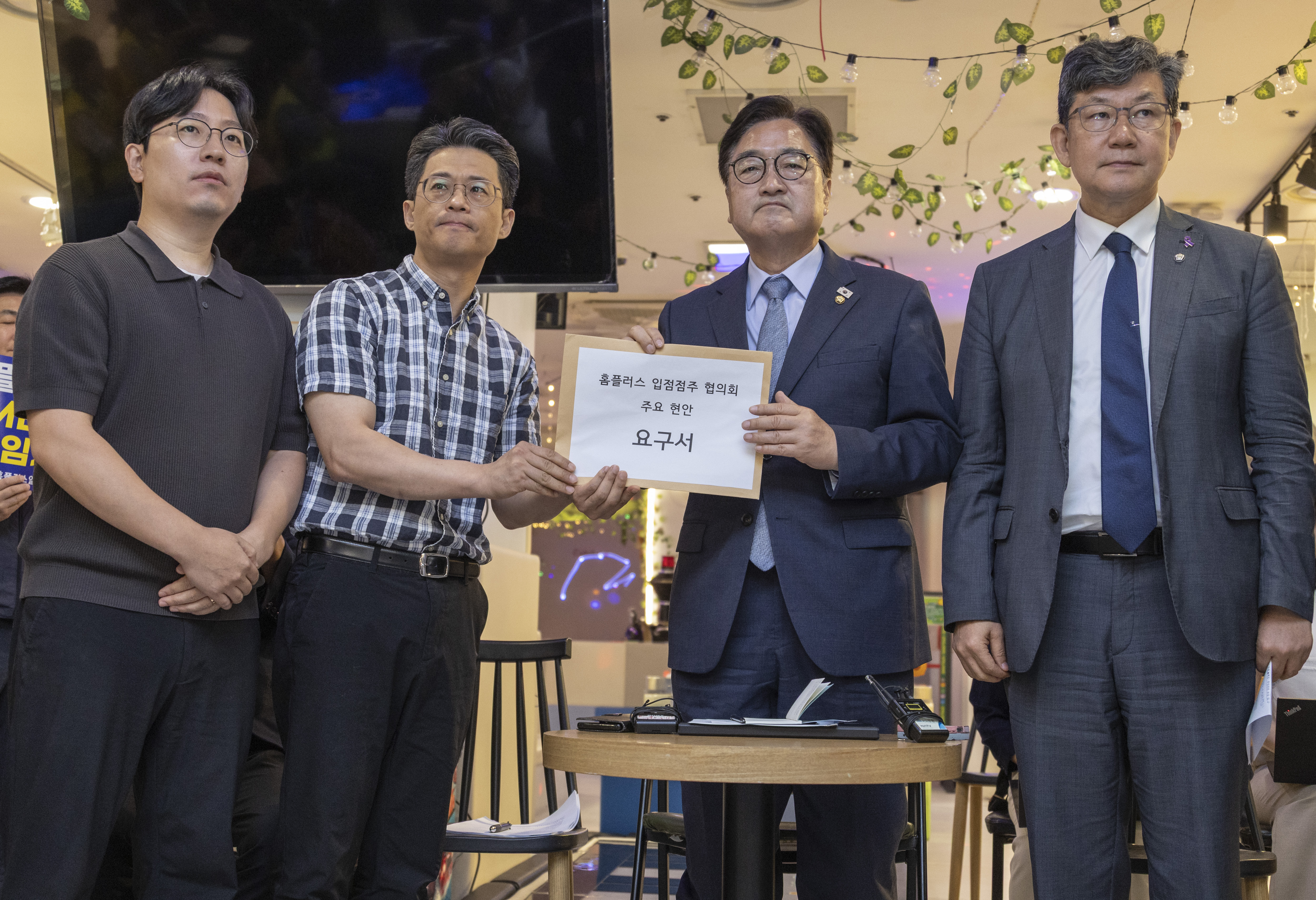 우원식 국회의장(오른쪽 두 번째)이 18일 서울 노원구 홈플러스 중계점에서 전국 홈플러스에 입점한 점주들을 만났다. 우 의장은 MBK가 책임을 회피하면 입법·행정조치로 대응해야 한다고 밝혔다.