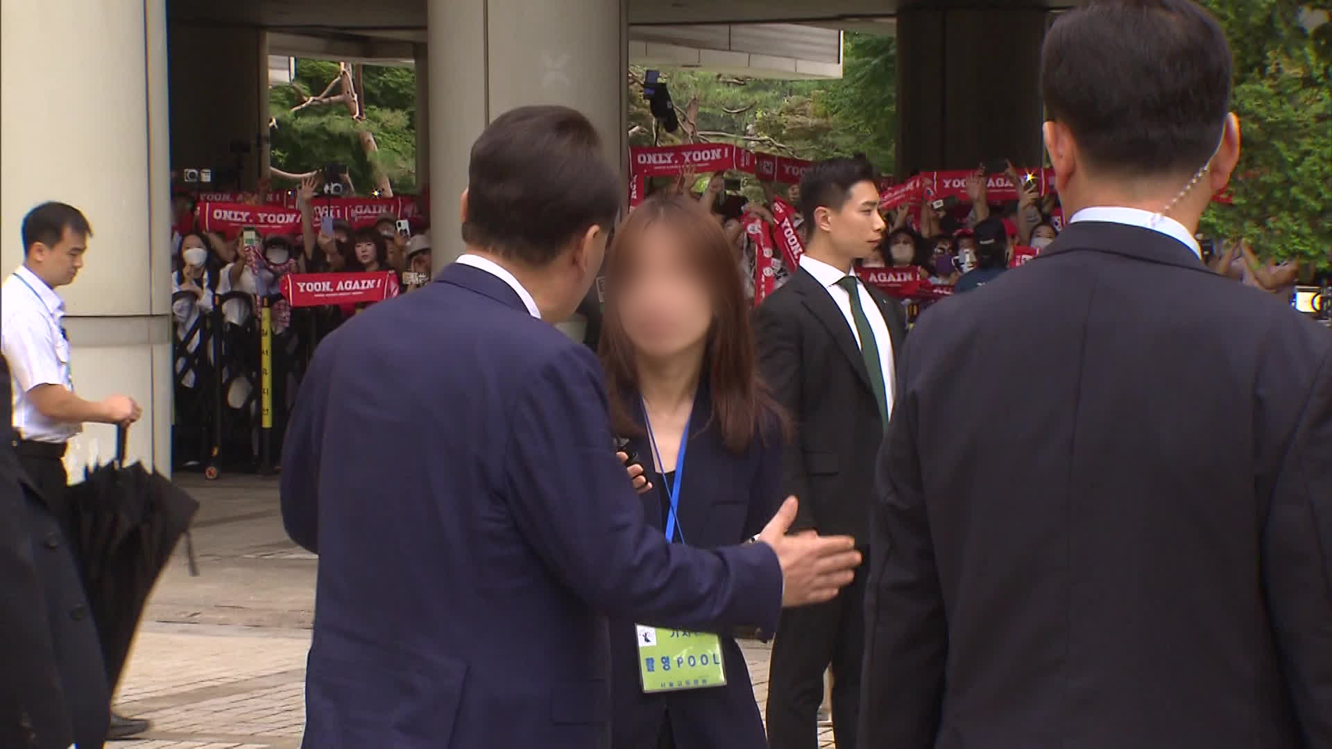 지난 16일 열린 내란 우두머리 혐의 7차 공판에서 질문하는 기자를 제지하는 윤석열 전 대통령