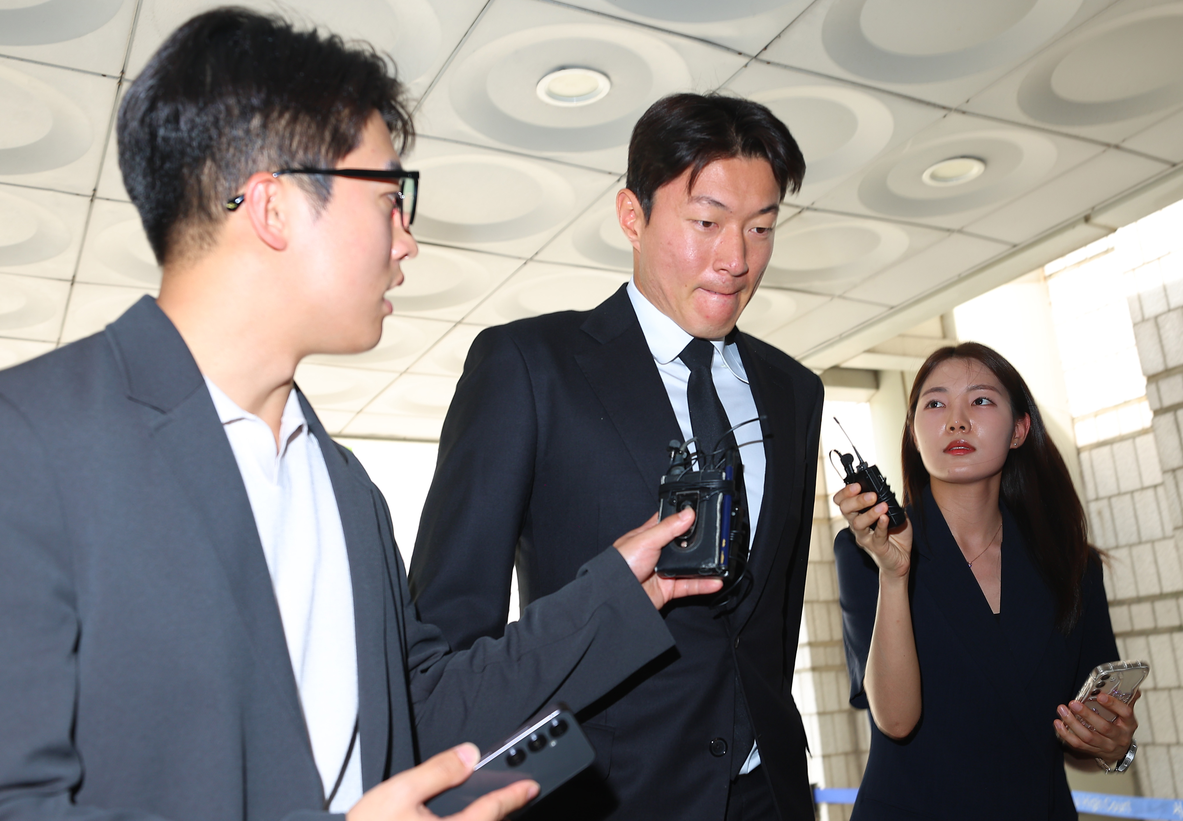 지난 19일 항소심 첫 공판에 출석하는 축구선수 황의조. 출처 : 연합뉴스