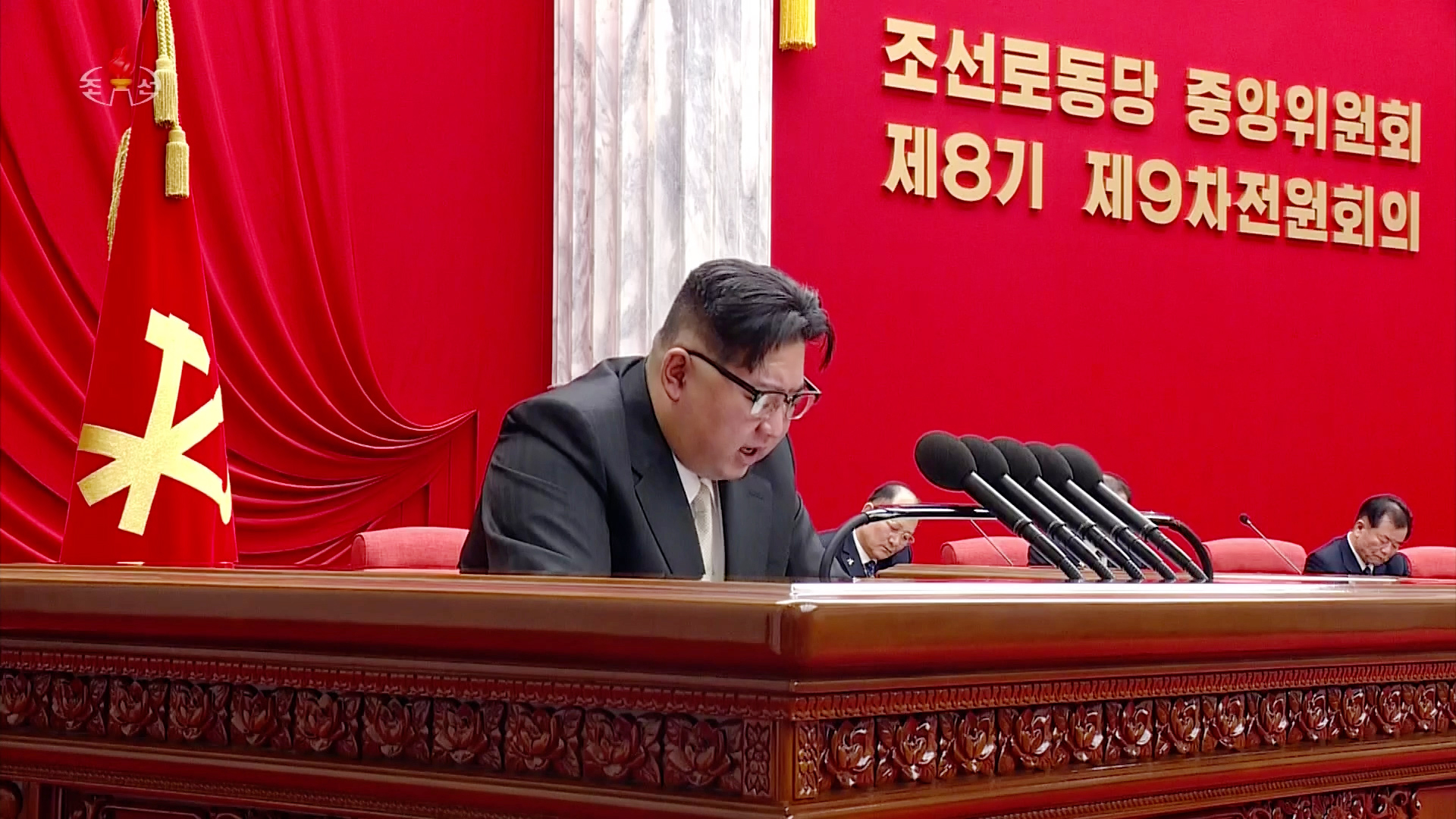 ‘적대적 두 국가’를 규정한 2023년 12월 당 전원회의에서 김정은 위원장이 연설하고 있다 [조선중앙TV]