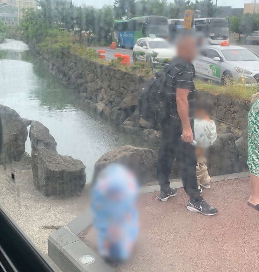 “버스 정류장에서 바지 내리고”…또 중국 관광객이?
