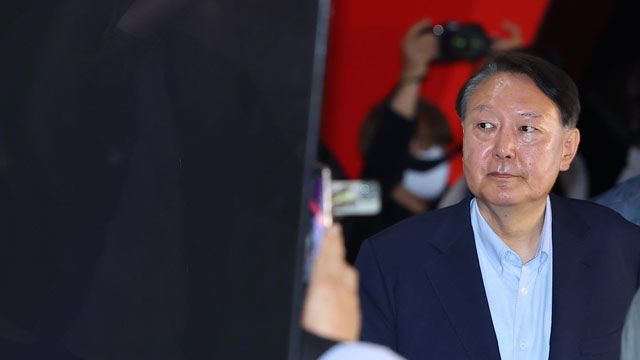 ‘尹 공개 행보’에 화들짝 놀란 국민의힘…<br>“이걸 어찌할까?”