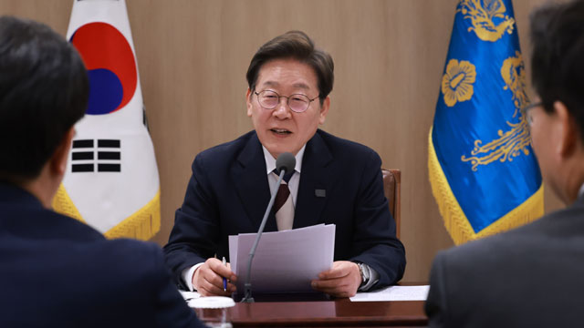 이재명 대통령, 취임 후 첫 국무회의 주재…<br>추경 논의·국정안정 당부