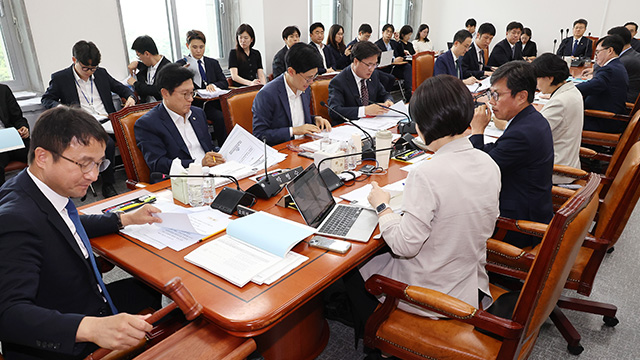 [속보] 추경안, 국회 예결소위 통과…민주당 단독 처리