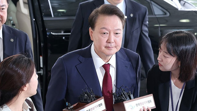 [속보] 윤 전 대통령 서울고검 청사 도착…내란 특검<br> 2차 조사 출석