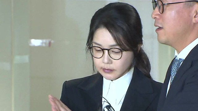 김건희 여사 오후 9시 귀가…<br>“목걸이는 어머니 선물한 것”