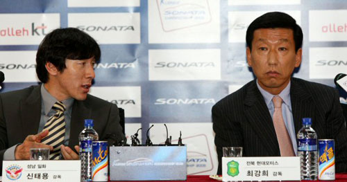 1일 오후 경기도 성남 탄천종합운동장에서 프로축구 K-리그 쏘나타 챔피언십 챔피언결정전 1차전을 하루 앞두고 전북 현대 최강희(오른쪽) 감독과 성남 일화 신태용 감독이 기자회견을 열고 신 감독의 무전기 작전 지시에 대해 서로 이야기를 나누고 있다.
