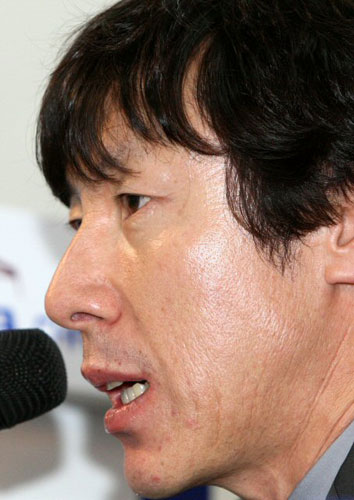 1일 오후 경기도 성남 탄천종합운동장에서 프로축구 K-리그 쏘나타 챔피언십 챔피언결정전 1차전을 하루 앞두고 전북 현대 최강희(오른쪽) 감독과 성남 일화 신태용 감독이 기자회견을 열고 경기에 임하는 자세에 대해 이야기하고 있다.