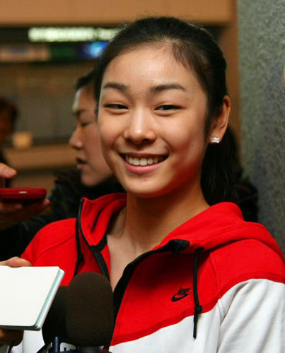 2009 ISU 그랑프리 파이널에 참가하는 김연아가 1일 도쿄 나리타공항으로 입국해 한,일 취재진의 질문에 답하고 있다.