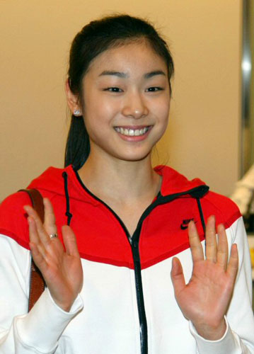 2009 ISU 그랑프리 파이널에 참가하는 김연아가 브라이언 오서코치와 1일 도쿄 나리타공항으로 입국하며 취재진에게 손을 흔들고 있다.