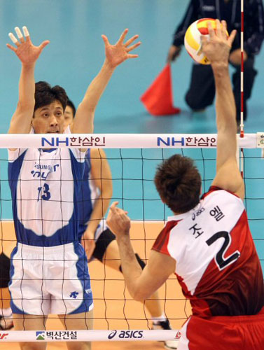 1일 대전 충무체육관에서 열린 프로배구 V리그 삼성화재와 KEPCO45(한전)의 경기. 삼성 손재홍이 한전 조엘의 스파이크를 가로막고 있다.