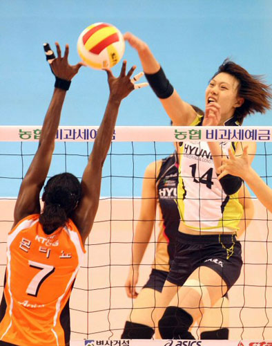 1일 대전 충무체육관에서 열린 프로배구 V리그 여자부 현대힐스테이트와 KT&G 의 경기. 현대 양효진이 시간차 공격을 하고 있다.