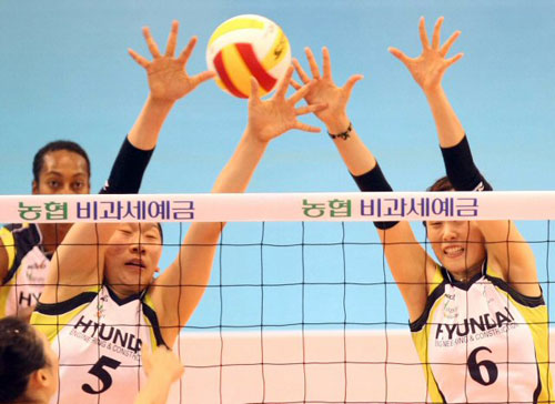 1일 대전 충무체육관에서 열린 프로배구 V리그 여자부 현대힐스테이트와 KT&G 의 경기. 현대 한수지(왼쪽)와 김수지가 KT&G 공격을 가록막고 있다.