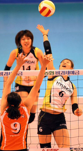 전 충무체육관에서 열린 프로배구 V리그 여자부 현대 힐스테이트와 KT&G 의 경기. 현대 김수지가 스파이크를 날리고 있다.