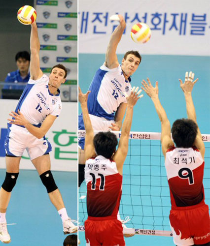 1일 대전 충무체육관에서 열린 프로배구 V리그 삼성화재와 KEPCO45(한전)의 경기. 삼성 가빈이 서브와(왼쪽) 강 스파이크를 날리고 있다.