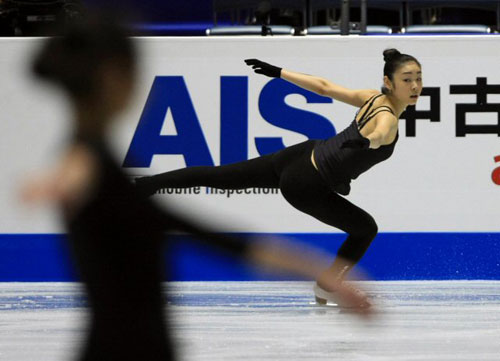 '2009 ISU 그랑프리 파이널'에 참가한 피겨퀸 김연아가 2일 일본 도쿄 요요기 제1체육관에서 공식 연습을 하며 일본의 안도미키를 바라보고 있다.