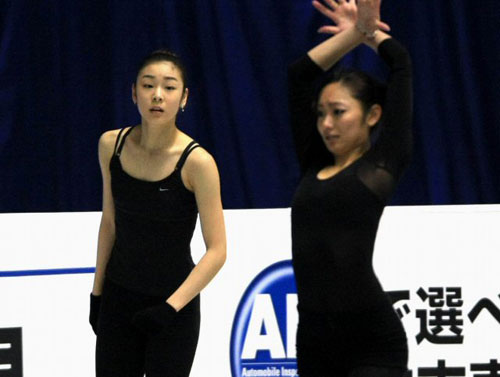 '2009 ISU 그랑프리 파이널'에 참가한 피겨퀸 김연아가 2일 일본 도쿄 요요기 제1체육관에서 공식 연습을 하며 일본 안도 미키 옆을 지나고 있다.