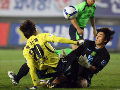 29일 성남종합경기장에서 열린 K-리그 소나타 챔피언십 2009 챔피언결정전 전북 현대와 성남 일화의 경기에서 의 성남의 김진용이 전북 골문을 향해 돌진하다 전북 골키퍼 권순태와 충돌하고 있다.