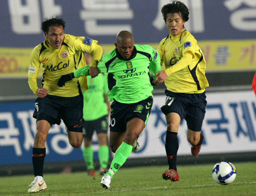 2일 성남종합운동장에서 벌어진 프로축구 K-리그 쏘나타 챔피언십 챔피언 결정 1차전 전북 현대와 성남 일화의 경기에서 전북 루이스(가운데)의 돌파를 성남 김성환(왼쪽), 김철호가 막고 있다.