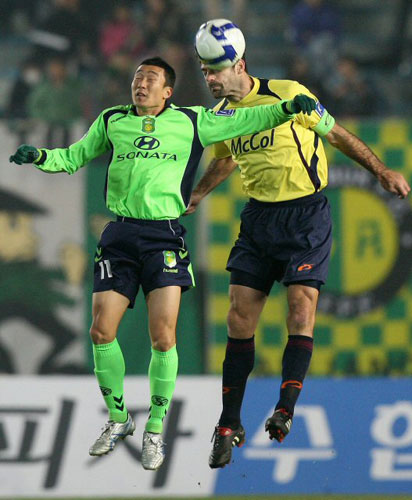 2일 성남종합운동장에서 벌어진 프로축구 K-리그 쏘나타 챔피언십 챔피언 결정 1차전 전북 현대와 성남 일화의 경기에서 전북 최태욱(왼쪽)과 성남 사샤가 공중 볼 다툼을 벌이고 있다.