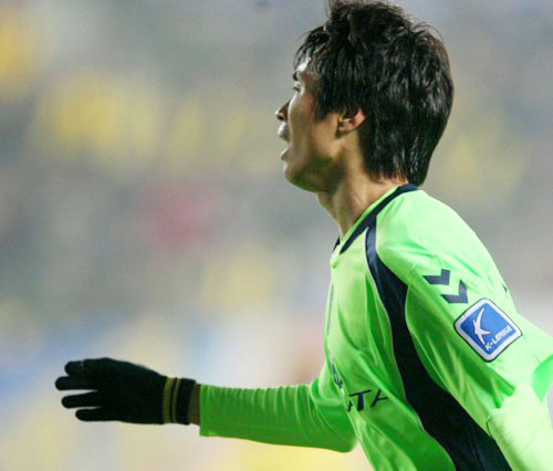 2일 성남종합운동장에서 벌어진 프로축구 K-리그 쏘나타 챔피언십 챔피언 결정 1차전 전북 현대와 성남 일화의 경기에서 전북 이동국이 골을 넣었지만 반칙을 선언당하자 애절한 눈빛으로 부심을 바라보고 있다. 양팀은 0대0 무승부를 기록하며 챔피언결정전 2차전을 통해 K-리그 왕중왕을 가리게 됐다.