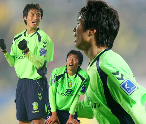 2일 성남종합운동장에서 벌어진 프로축구 K-리그 쏘나타 챔피언십 챔피언 결정 1차전 전북 현대와 성남 일화의 경기에서 전북 이동국이 골을 넣었지만 반칙을 선언당하자 애절한 눈빛으로 부심을 바라보고 있다. (오른쪽) 이동국이 회심의 슛이 골대를 벗어나자 아쉬워하고 있다.