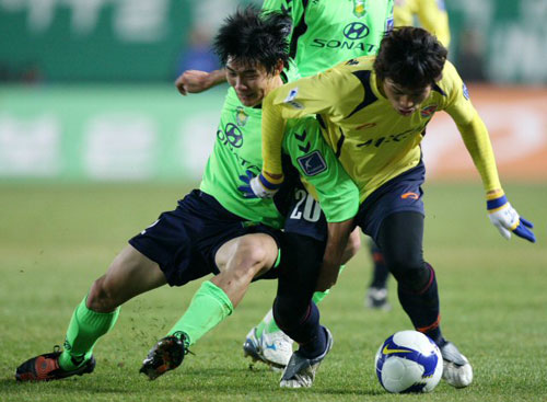 2일 성남종합운동장에서 벌어진 프로축구 K-리그 쏘나타 챔피언십 챔피언 결정 1차전 전북 현대와 성남 일화의 경기에서 성남 김진용(오른쪽)과 전북 최철순이 볼 다툼을 벌이고 있다.