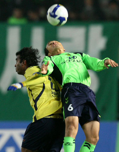 2일 성남종합운동장에서 벌어진 프로축구 K-리그 쏘나타 챔피언십 챔피언 결정 1차전 전북 현대와 성남 일화의 경기에서 전북 진경선(오른쪽)과 성남 파브리시오가 공중 볼 다툼을 벌이고 있다.