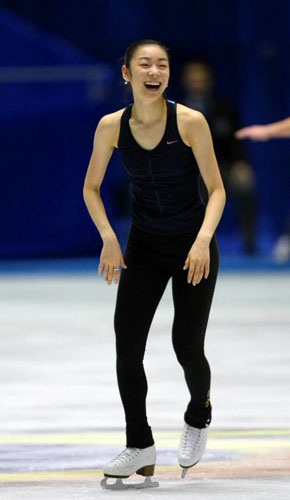 '2009 ISU 그랑프리 파이널'에 출전한 피겨퀸 김연아가 여자싱글 쇼트프로그램을 하루 앞둔 3일 일본 도쿄 요요기 제1체육관에서 공식훈련을 하며 환하게 웃고 있다.