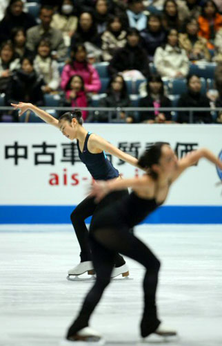 '2009 ISU 그랑프리 파이널'에 출전한 피겨퀸 김연아가 여자싱글 쇼트프로그램을 하루 앞둔 3일 일본 도쿄 요요기 제1체육관에서 공식 연습을 하며 일본 안도 미키 옆을 지나고 있다.