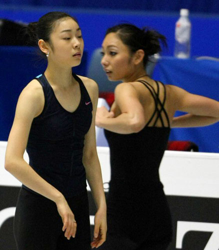 '2009 ISU 그랑프리 파이널'에 출전한 피겨퀸 김연아가 여자싱글 쇼트프로그램을 하루 앞둔 3일 일본 도쿄 요요기 제1체육관에서 공식 연습을 하며 일본 안도 미키 옆을 지나고 있다.