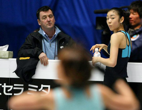 '2009 ISU 그랑프리 파이널'에 출전한 피겨퀸 김연아가 여자싱글 쇼트프로그램을 하루 앞둔 3일 일본 도쿄 요요기 제1체육관에서 공식 연습을 하며 오서코치와 경쟁자들의 연기를 지켜보고 있다.