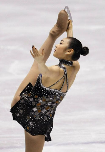 4일 일본 도쿄 요요기 제1체육관에서 열린 '2009 ISU 그랑프리 파이널'에 출전한 피겨퀸 김연아가 쇼트 프로그램에서 007 제임스본드 메들리에 맞춰 우아한 스파이럴 연기를 선보이고 있다.
