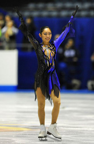 4일 일본 도쿄 요요기 제1체육관에서 열린 '2009 ISU 그랑프리 파이널'에 출전한 안도 미키가 쇼트 프로그램 연기를 마친 뒤 관중의 환호에 답하고 있다.