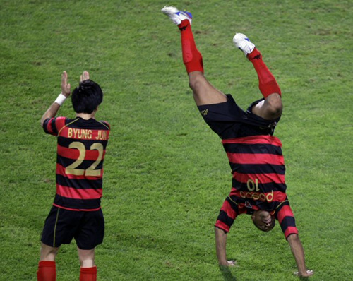 12일 새벽(한국 시간) 아랍에미리트연합(UAE) 아부다비 모하메드 빈 자예드 스타디움에서 벌어진 FIFA 클럽월드컵 대회 6강전 포항 대 마젬베와의 경기에서 데닐손이 동점골을 터트린 후 기쁨의 텀블링을 선보이고 있다. 이날 경기에서 포항이 2 대 1로 역전승을 거뒀다.