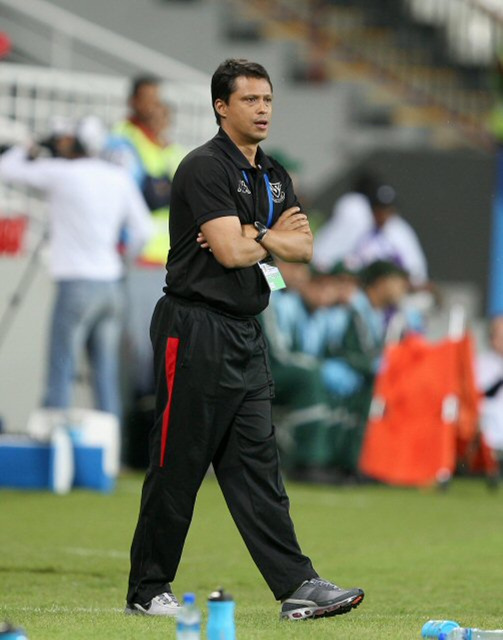 12일 새벽(한국 시간) 아랍에미리트연합(UAE) 아부다비 모하메드 빈 자예드 스타디움에서 벌어진 FIFA 클럽월드컵 대회 6강전 포항 대 마젬베와의 경기에서 선제골을 허용한 후 초조한 마음으로 경기를 지휘하고 있다. 이날 경기에서 포항이 2 대 1로 역전승을 거뒀다.