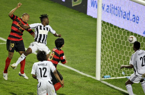 12일 새벽(한국 시간) 아랍에미리트연합(UAE) 아부다비 모하메드 빈 자예드 스타디움에서 벌어진 FIFA 클럽월드컵 대회 6강전 포항 대 마젬베와의 경기에서 데닐손이 헤딩 동점 골을 터트리고 있다. 이날 경기에서 포항이 2 대 1로 역전승을 거뒀다.