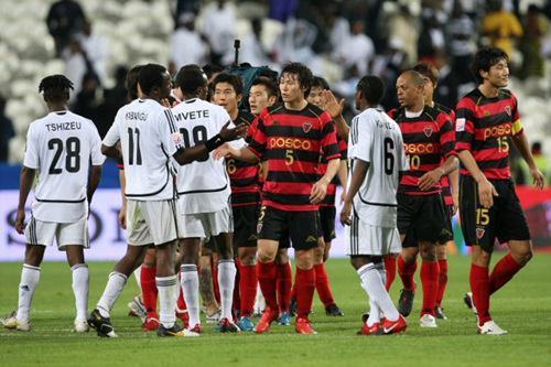12일 새벽(한국 시간) 아랍에미리트연합(UAE) 아부다비 모하메드 빈 자예드 스타디움에서 벌어진 FIFA 클럽월드컵 대회 6강전 포항 대 마젬베와의 경기가 끝난 후 K리그 사상 첫 4강 진출에 성공한 포항 선수들이 마젬베 선수들과 악수를 하고 있다. 이날 경기에서 포항이 2 대 1로 역전승을 거뒀다.