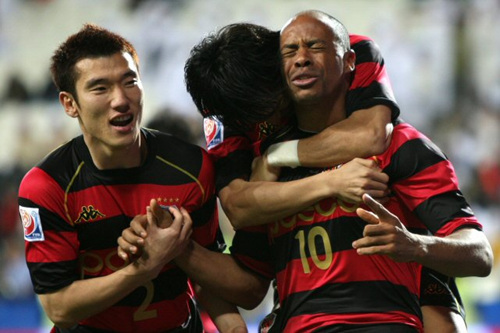 12일 새벽(한국 시간) 아랍에미리트연합(UAE) 아부다비 모하메드 빈 자예드 스타디움에서 벌어진 FIFA 클럽월드컵 대회 6강전 포항 대 마젬베와의 경기에서 결승골을 터트린 데닐손이 동료들과 함께 기쁨을 나누고 있다. 이날 경기에서 포항이 2 대 1로 역전승을 거뒀다.