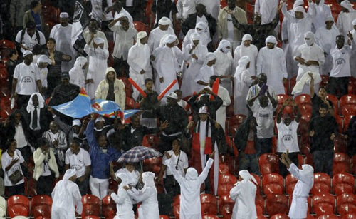 12일 새벽(한국 시간) 아랍에미리트연합(UAE) 아부다비 모하메드 빈 자예드 스타디움에서 벌어진 FIFA 클럽월드컵 대회 6강전 포항 대 마젬베와의 경기에서 마젬베가 선제골을 터트리자 팬들이 환호하고 있다. 이날 경기에서 포항이 2 대 1로 역전승을 거뒀다.