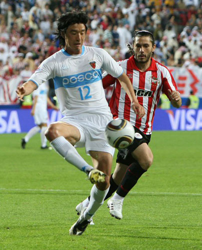 15일(현지시간) 아랍에미레이트연합 아부다비에서 열린 국제축구연맹(FIFA) 클럽 월드컵 4강전 포항(대한민국)-에스투디안테스 경기, 박희철이 상대 선수의 마크를 뒤로하고 돌파하고 있다.
