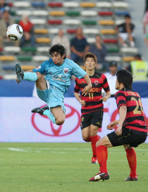 19일 아랍에미리트 아부다비 소재 자예드 스포츠시티 스타디움에서 열리는 FIFA클럽월드컵 3,4위 결정전 포항 스틸러스 대 아틀란테와의 경기에서 아틀란테 선수가 날아올라 공을 걷어내고 있다.