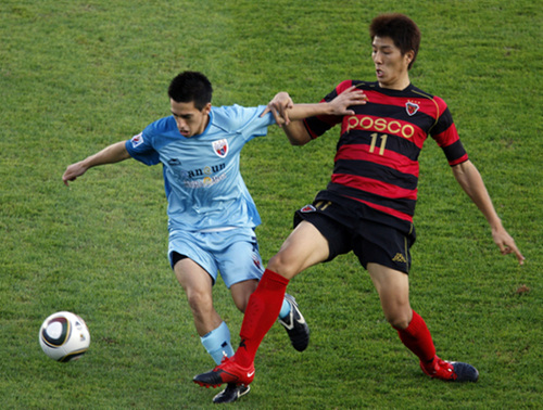 19일 아랍에미리트 아부다비 소재 자예드 스포츠시티 스타디움에서 열리는 FIFA클럽월드컵 3,4위 결정전 포항 스틸러스 대 아틀란테와의 경기에서 김명중이 치열한 공 경합을 벌이고 있다.