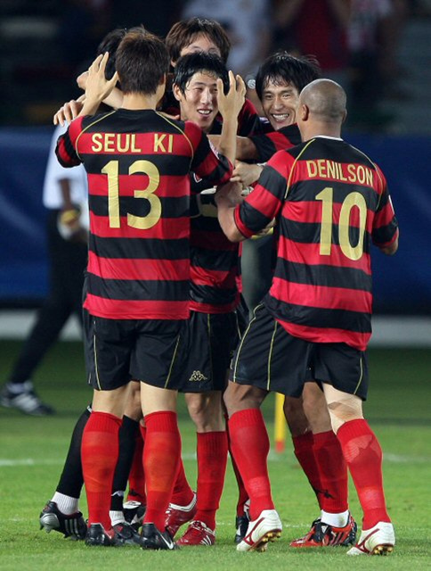 19일 아랍에미리트 아부다비 소재 자예드 스포츠시티 스타디움에서 열리는 FIFA클럽월드컵 3,4위 결정전 포항 스틸러스 대 아틀란테와의 경기에서 승부차기 혈전 속 승리를 거둔 포항 선수들이 환호하고 있다.