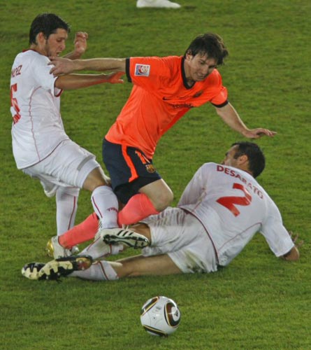 19일(현지시간) 아랍에미레이트연합 아부다비에서 열린 국제축구연맹(FIFA) 클럽월드컵 결승 FC바르셀로나(스페인)-에스투디안테스(아르헨티나) 경기, FC바르셀로나 리오넬 메시(가운데)가 에스투디안테스 레안드로 데사바토의 태을 피해 돌파를 시도하고 있다.