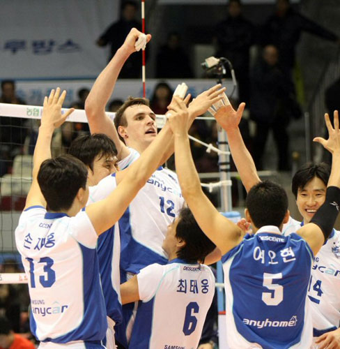 20일 대전 충무체육관에서 열린 프로배구 V리그 삼성화재와 LIG의 경기. 삼성의 선수들이 경기에서 승리한 뒤 즐거워하고 있다.